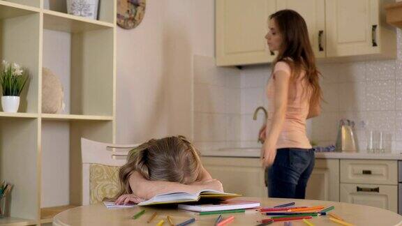 严厉的母亲批评女儿作业上的错误缺乏支持