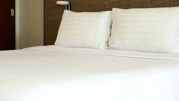 卧室室内床上装饰白色枕头