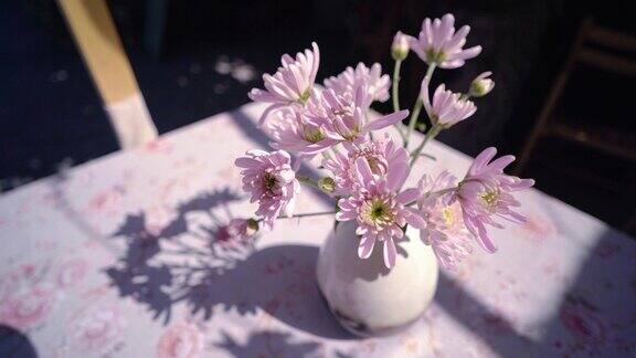 桌上花瓶里的花