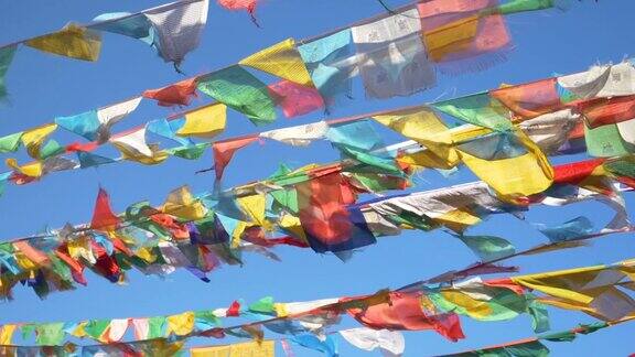 西藏上空飘扬的旗帜