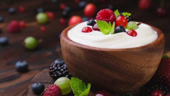 一碗野莓酸奶