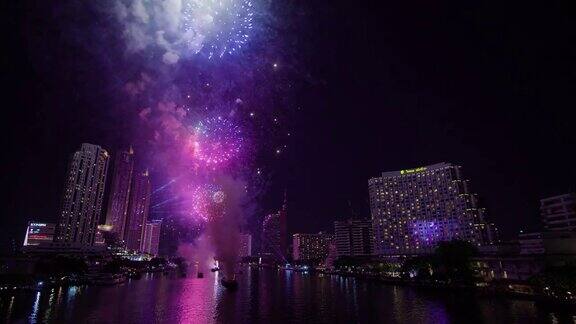 泰国曼谷湄南河上的新年焰火