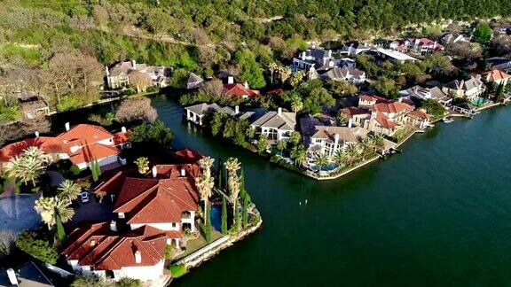 五颜六色的百万豪宅排列在美国德克萨斯州奥斯汀西湖的河岸上