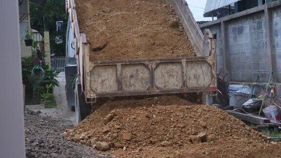 自卸卡车在建筑工地卸土