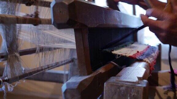 旧织布机的细节一个用破布做门垫的女人
