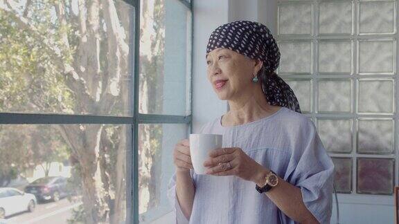癌症患者喝着茶