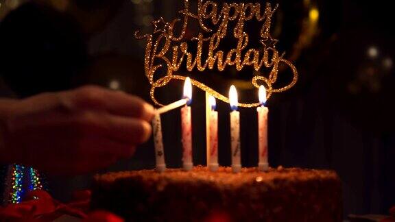 女人在生日蛋糕上点燃蜡烛
