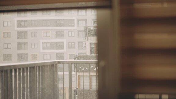 在下雪天从公寓里看风景