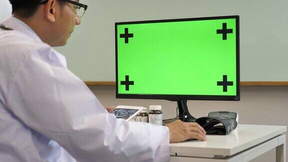 医生使用电脑绿屏