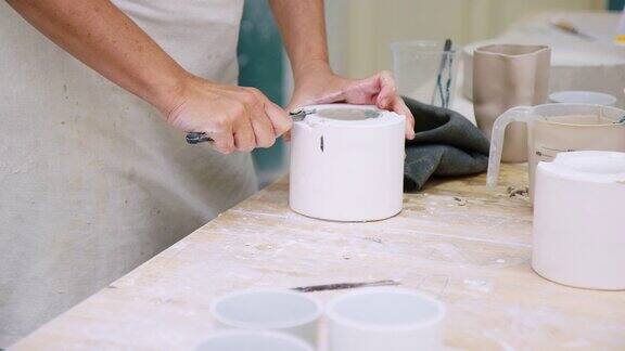 女陶工在陶艺工作室制作陶罐