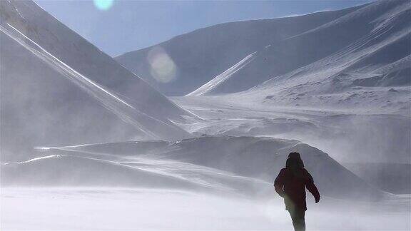 一个孤独的旅行者正穿过暴雪