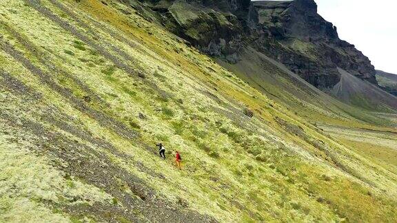 一对年轻夫妇在冰岛爬山