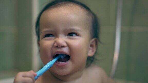 刷牙和洗澡的亚洲幼童(女婴)