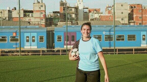 动作肖像的年轻西班牙女足球运动员