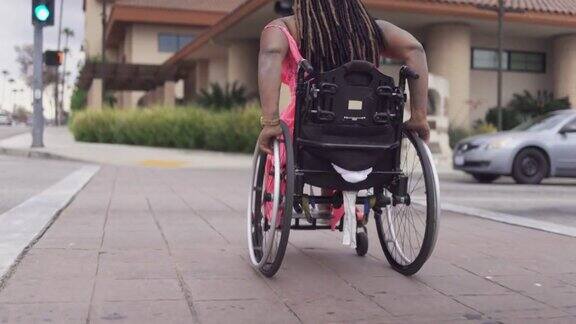 黑人残疾妇女在轮椅上移动