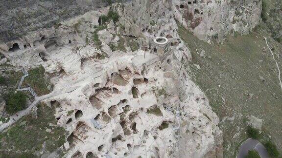 在格鲁吉亚库拉河Erusheti山的Vardzia古老洞穴修道院的空中全景无人机视图