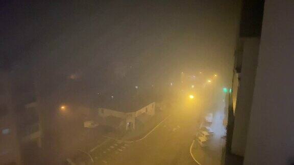 寒冷多雾的冬夜