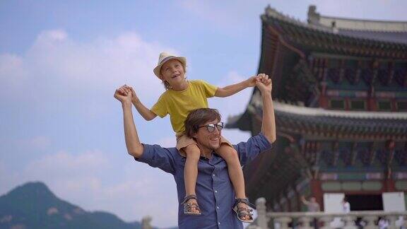 一个年轻人和他的小儿子参观韩国首尔的古宫去韩国旅游Slowmotion拍摄