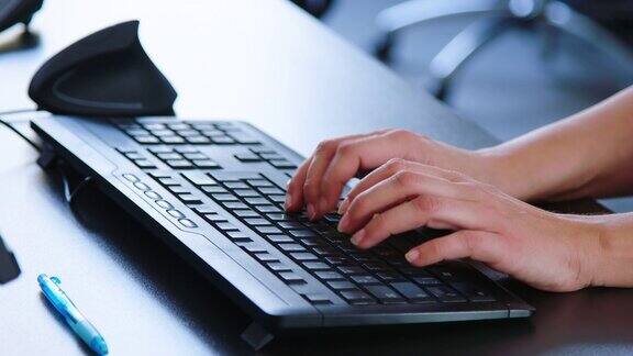 在电脑键盘上打字的女人