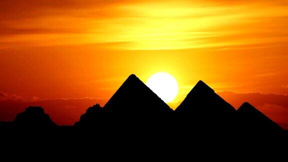 埃及开罗吉萨山谷金字塔后的日出