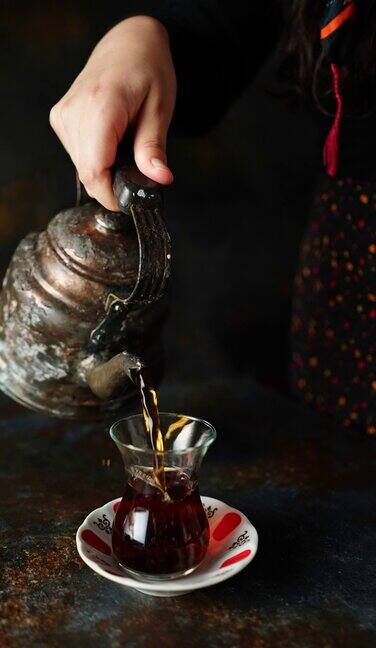 用古董茶壶倒传统的土耳其红茶