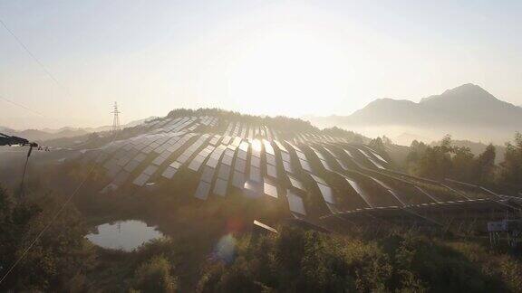 阳光下的太阳能发电厂航拍