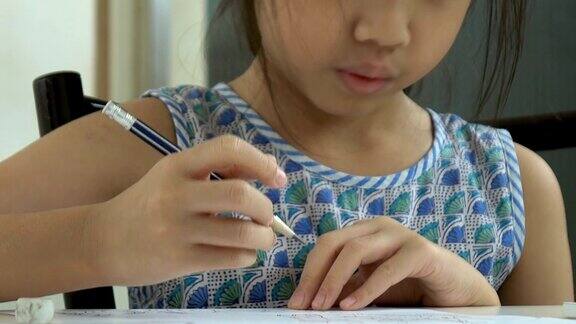 亚洲小女孩在做作业