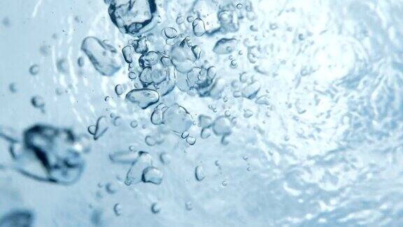 水下喷出的气泡上升碧蓝纯净的水