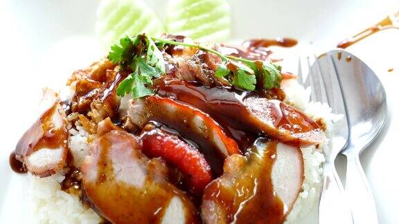 泰国菜烤猪肉配米饭
