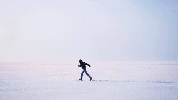 广角的男性侧影在雪地上快速向左跑