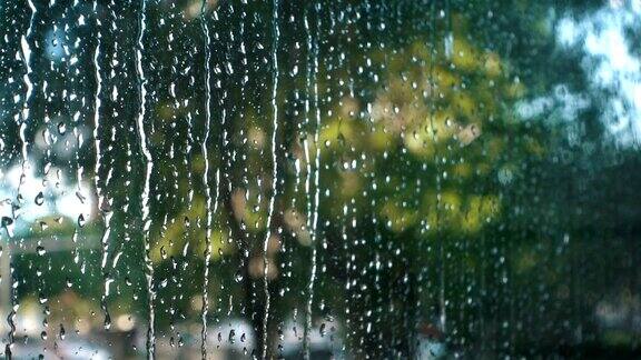 雨水滴在玻璃窗上