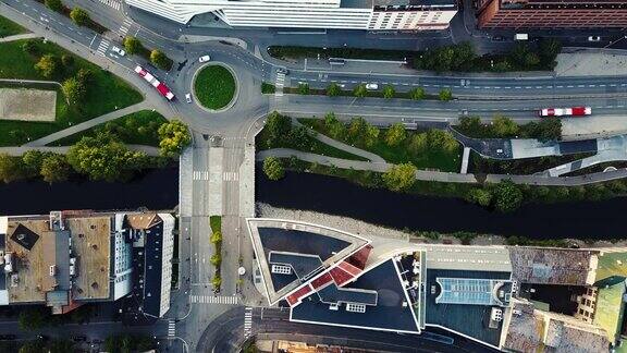 从上面俯瞰挪威的街道、交通和建筑