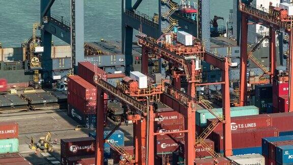延时:鸟瞰图在香港货柜港口青衣由手推车货车卸下货物至货轮
