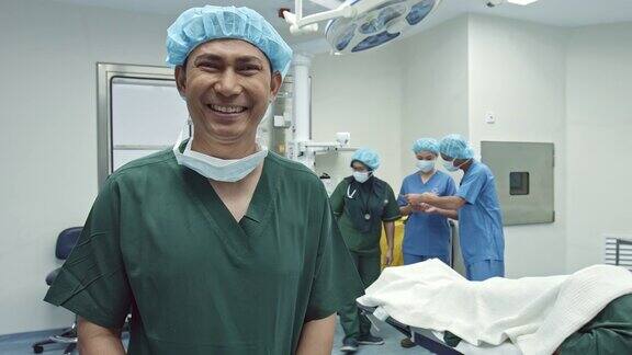 快乐的马来人外科医生在手术室