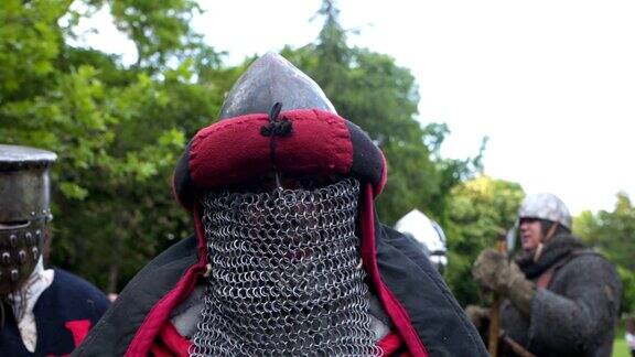 中世纪庆典上身穿盔甲手持长剑的骑士