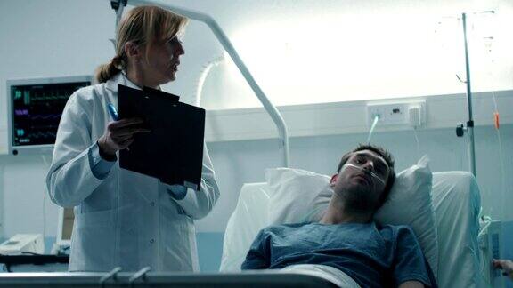 在医院生病的男病人躺在床上专业的女医生写在病人图表地址护士谁检查DropCounter和增加剂量的止痛剂