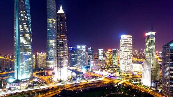 上海晚上繁忙的交通和灯火通明的摩天大楼时光流逝