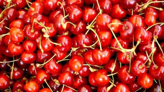 市场上的鲜红樱桃:健康、食品、新鲜