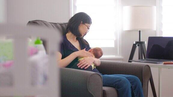 日本母亲母乳喂养她的孩子