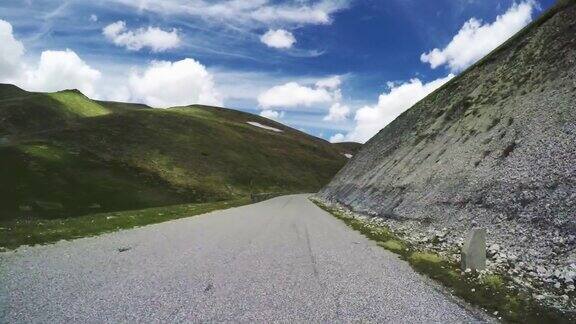 开车在山路上通过POV