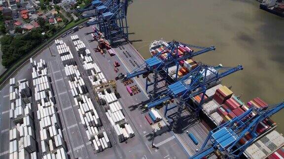 集装箱码头在港口和运输到船舶