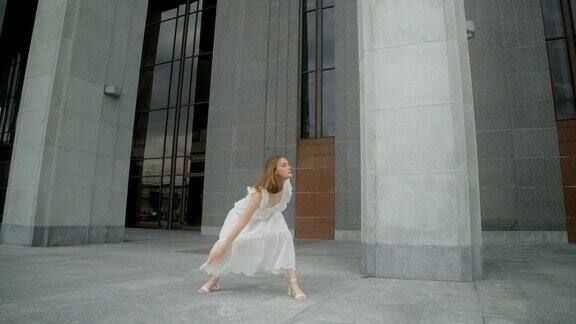 身穿白色礼服的年轻舞者在柱式建筑群的画廊中慢动作起舞芭蕾舞女演员在户外翩翩起舞4k120fpsProresHQ