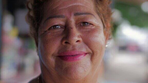 一个年长的西班牙妇女的特写镜头与银牙微笑的镜头