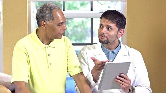 医生与数字平板电脑与病人交谈
