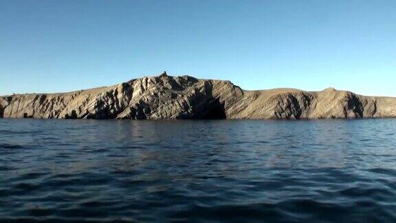 在新地球上在北冰洋的水表面上的岩石