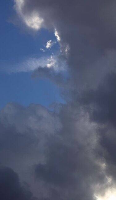 4k延时拍摄美丽的蓝天与云的背景天空的云社交媒体的垂直视频