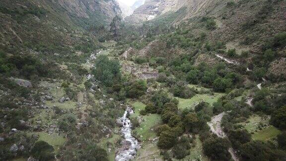 秘鲁安第斯山脉中部Chupani村的鸟瞰图