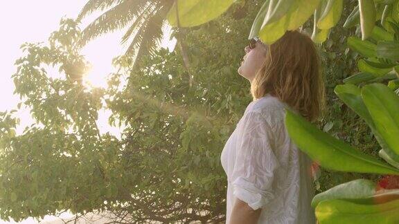 MS宁静的女人沉思在热带海滩马尔代夫
