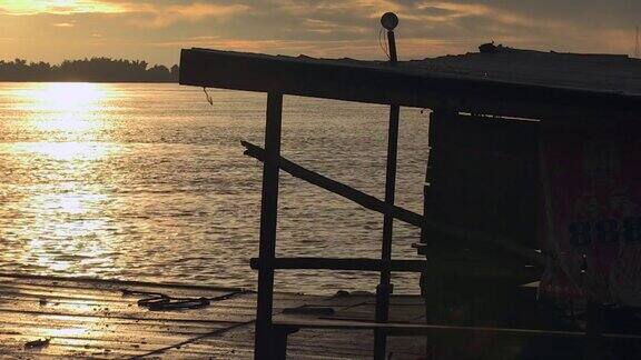 从渡轮眺望湄公河的日出