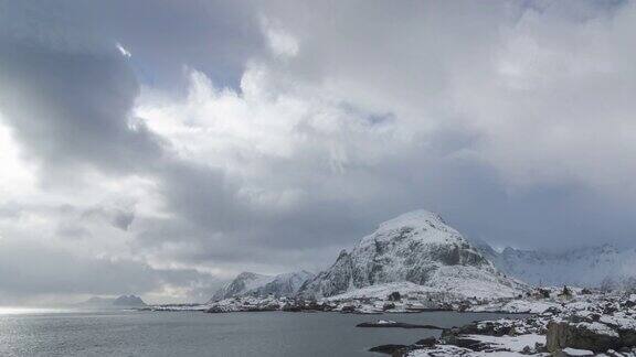 4K延时视频挪威冬天的冰山上的云移动